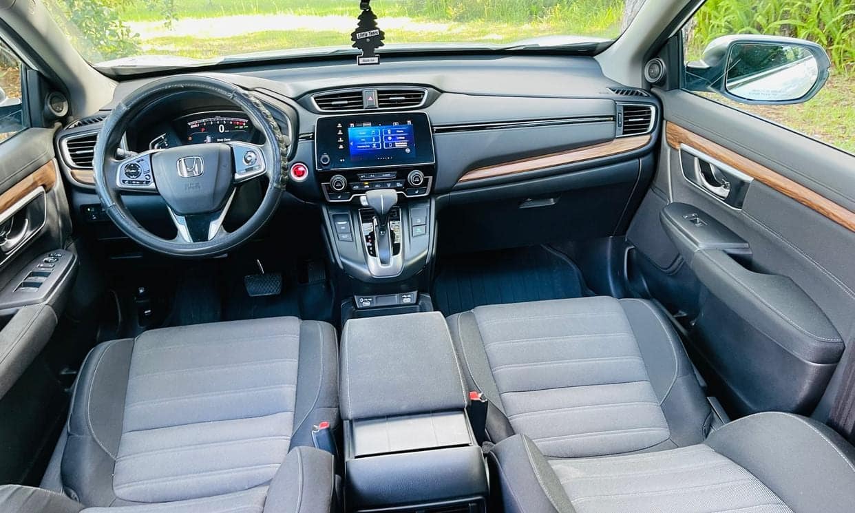 Honda CR-V dashboard and center console