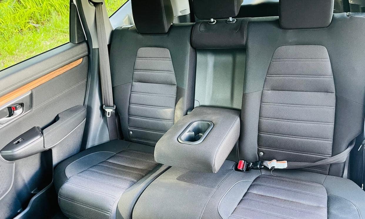 Rear seats with fold-down armrest in the Honda CR-V