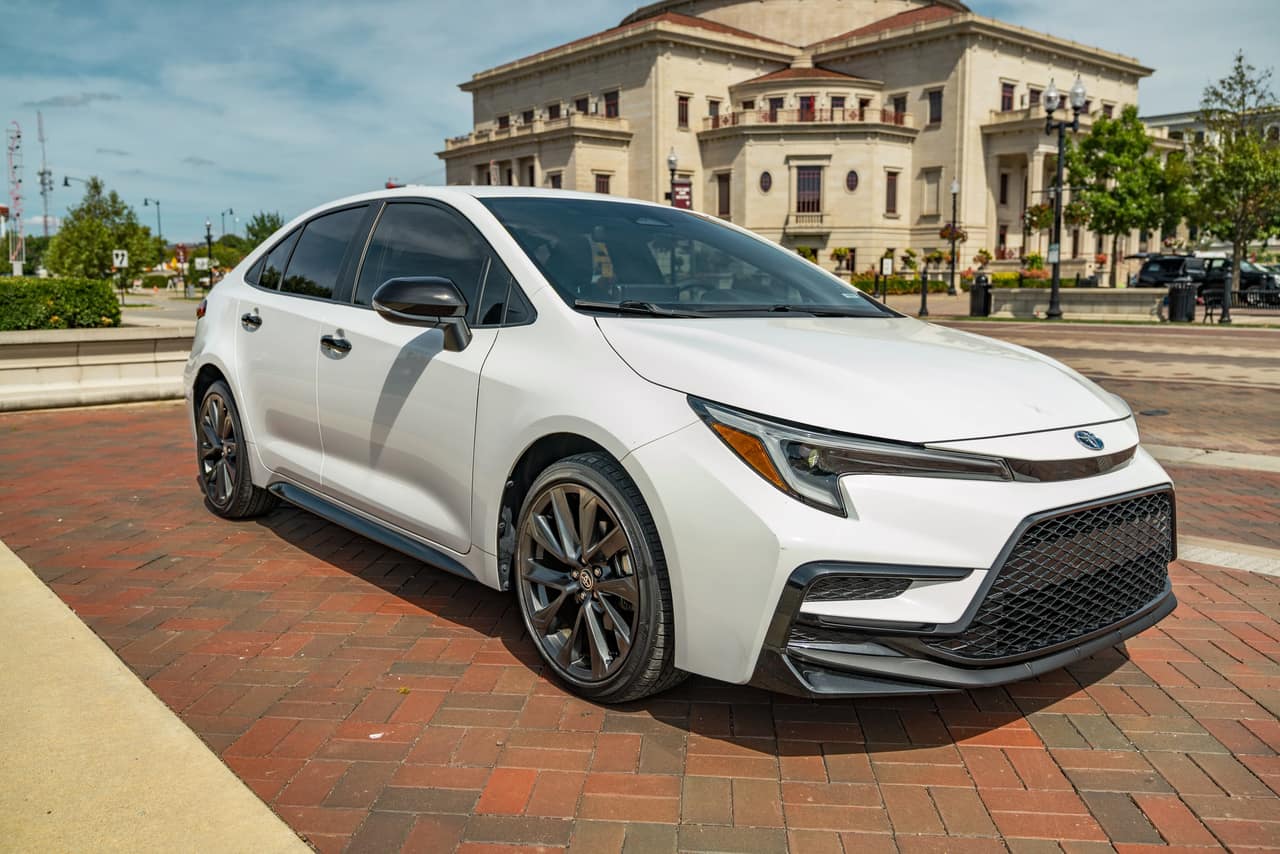 Alternate front three-quarter view of the Toyota Corolla Hybrid SE