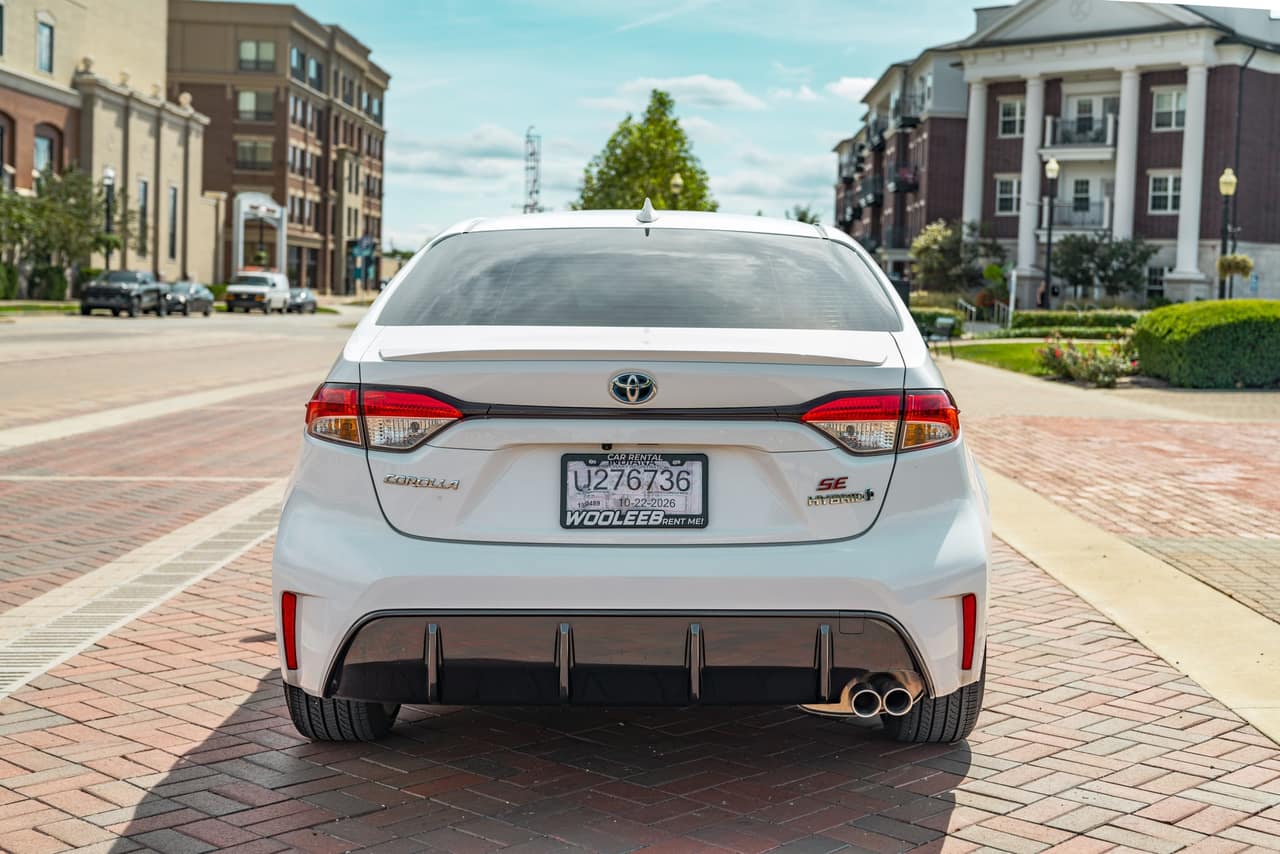 Rear view of the Toyota Corolla with SE and Hybrid badges
