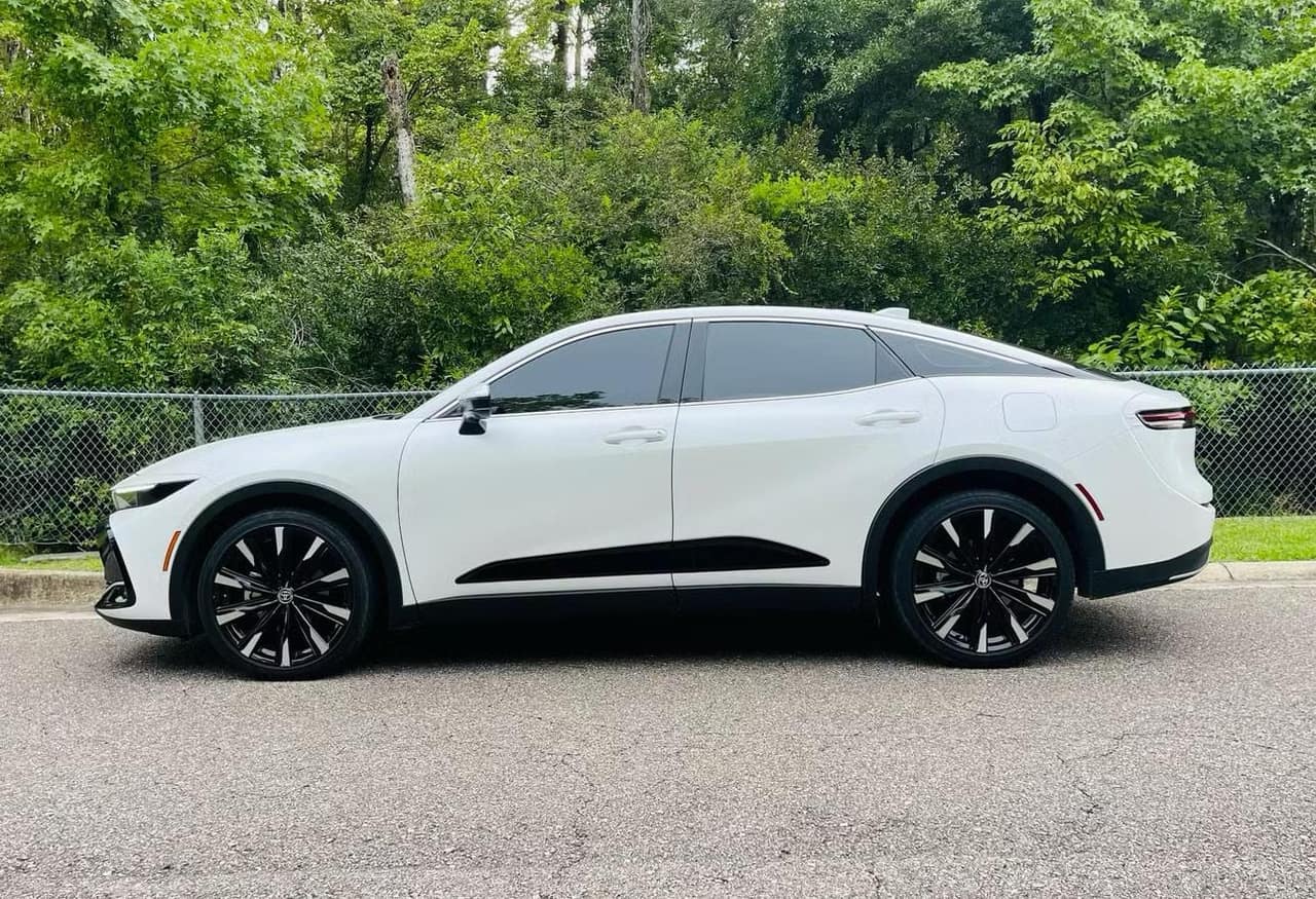 Side profile of the Toyota Crown with black wheels