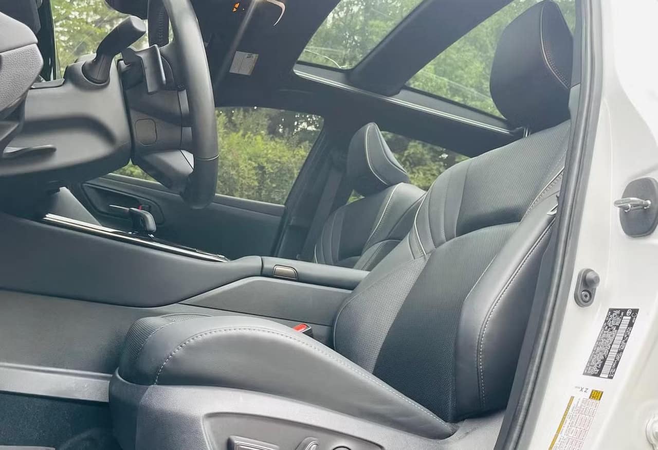 Front leather seats of the Toyota Crown