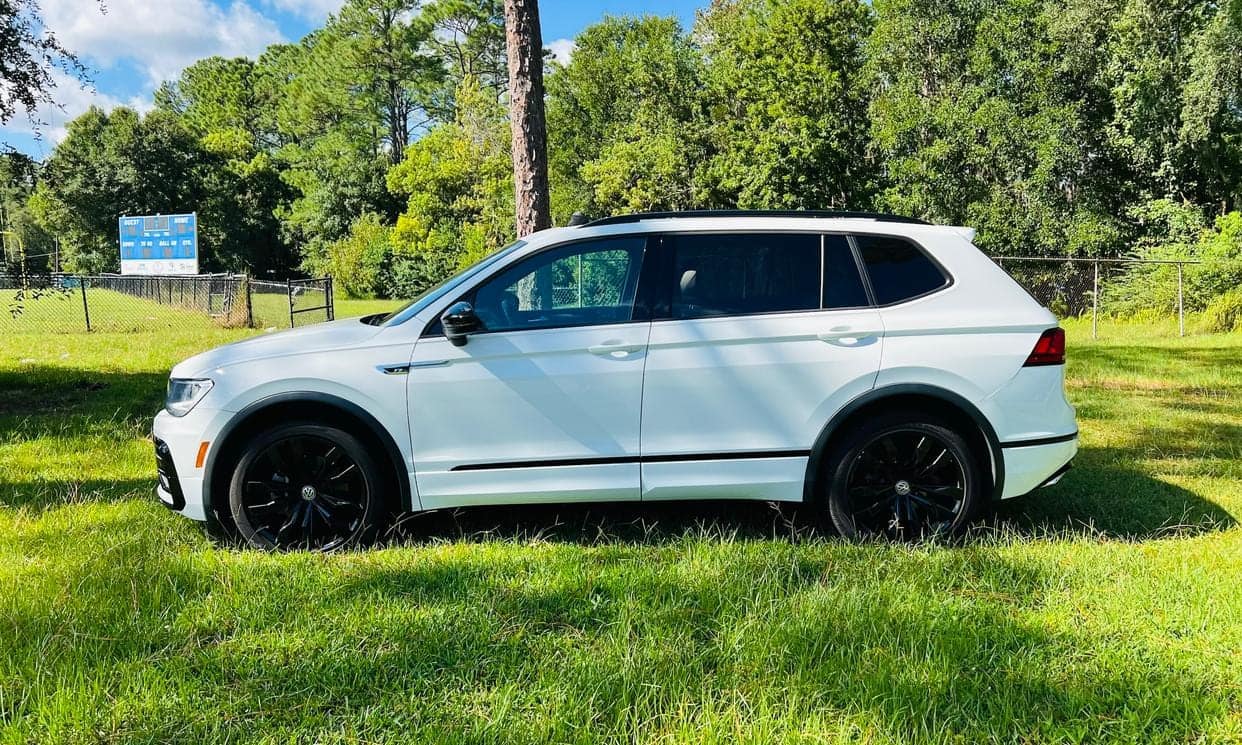 Side profile of the Volkswagen Tiguan with black wheels