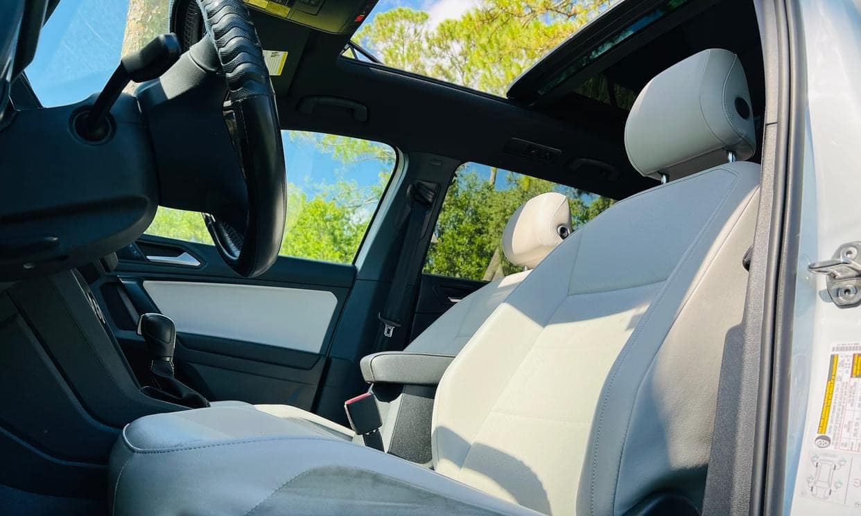 Light leather front seats of the Volkswagen Tiguan