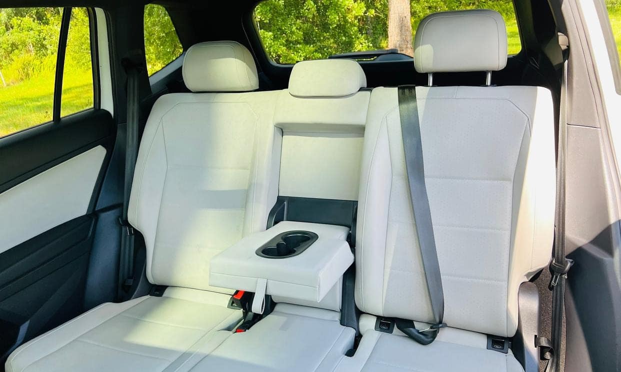 Light leather rear seats with center armrest in the Volkswagen Tiguan